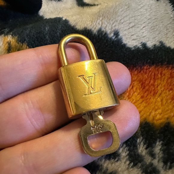 Louis Vuitton 304 lock and key Paris - Picture 4 of 5